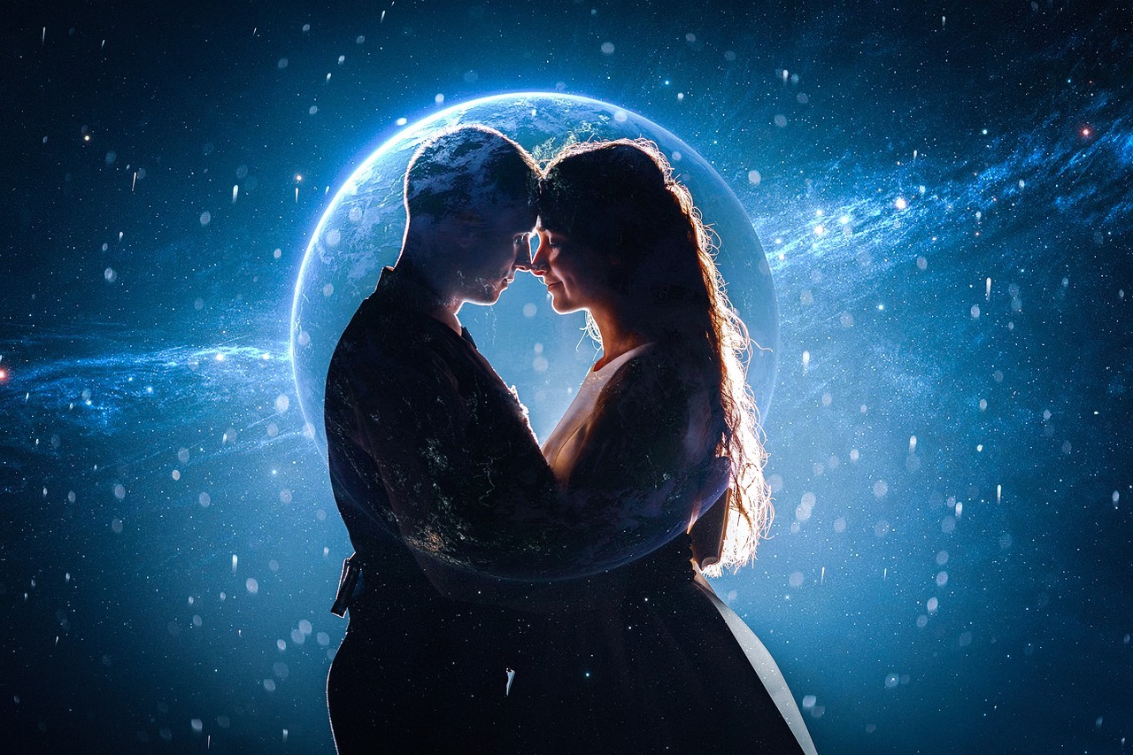 Duas pessoas se beijando, com uma lua ao fundo