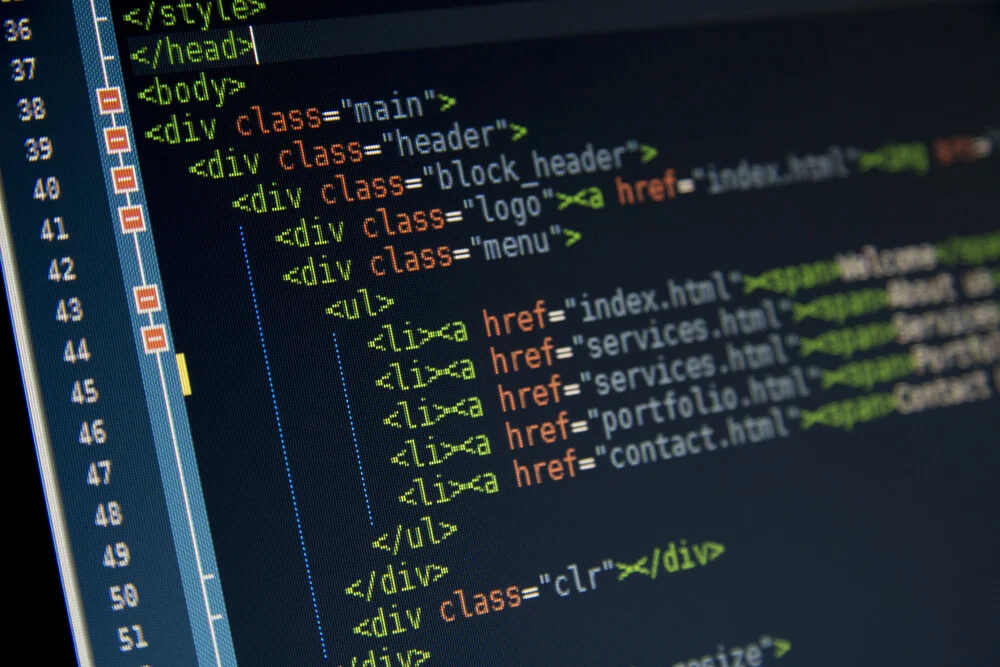 Computador com código da linguagem HTML